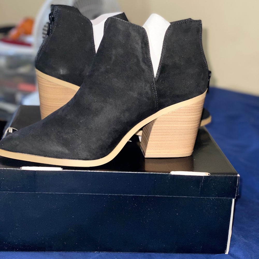 BLACK FAUX SUEDE POINTED TOE V-CUT BOOTIE